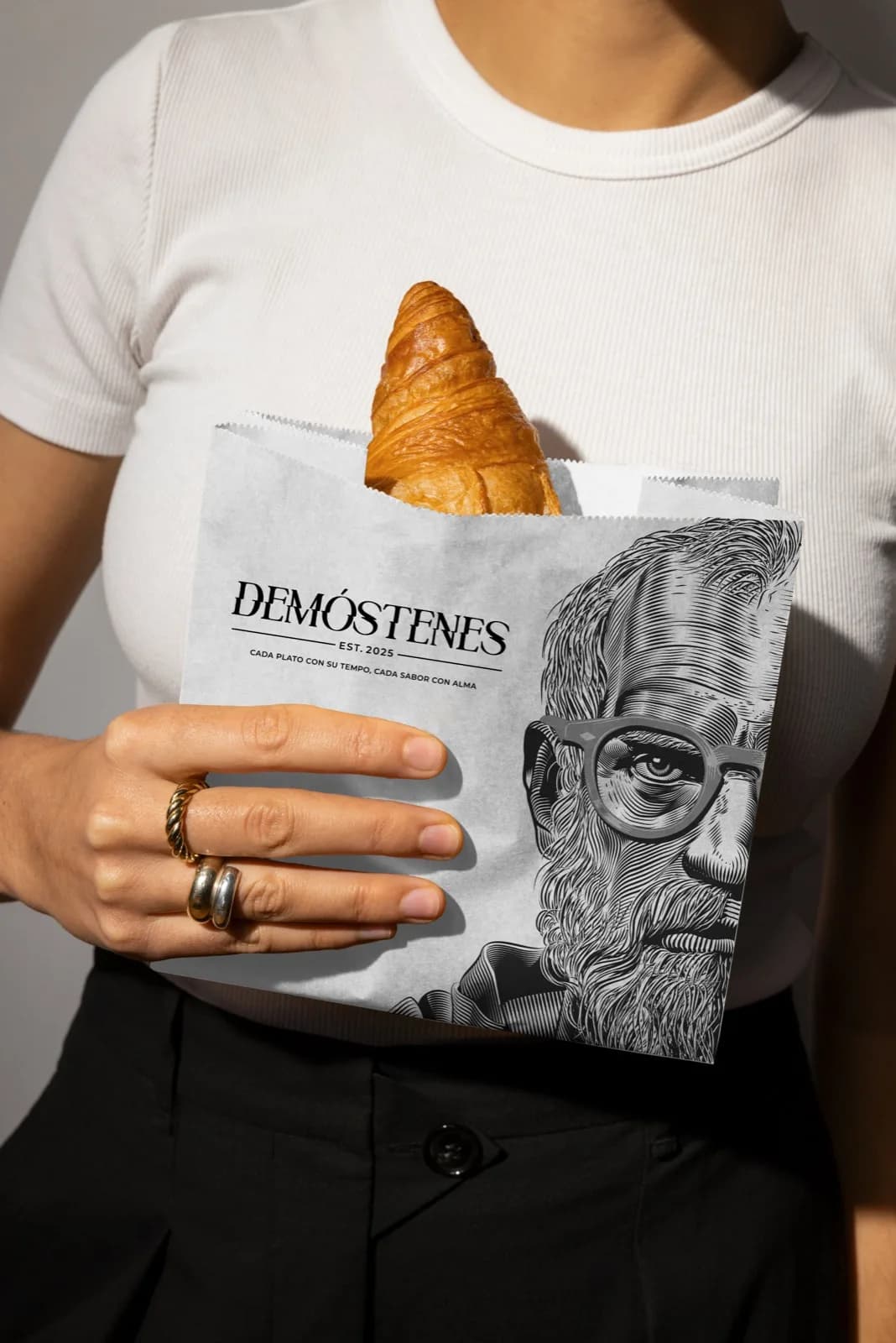 Bolsa de papel de Demóstenes con un croissant